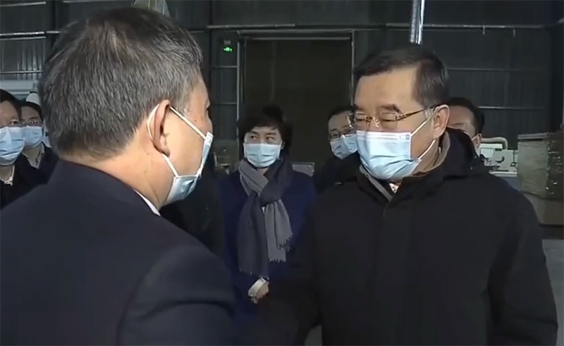 省委書記在與桃花江竹材董事長交流
