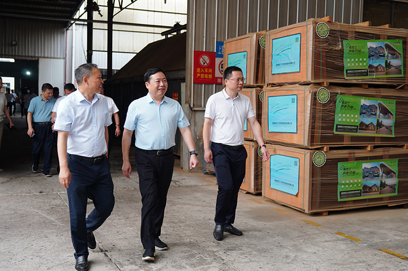 市長(zhǎng)熊煒一行在桃花江竹材調(diào)研 市長(zhǎng)熊煒一行在桃花江竹材調(diào)研