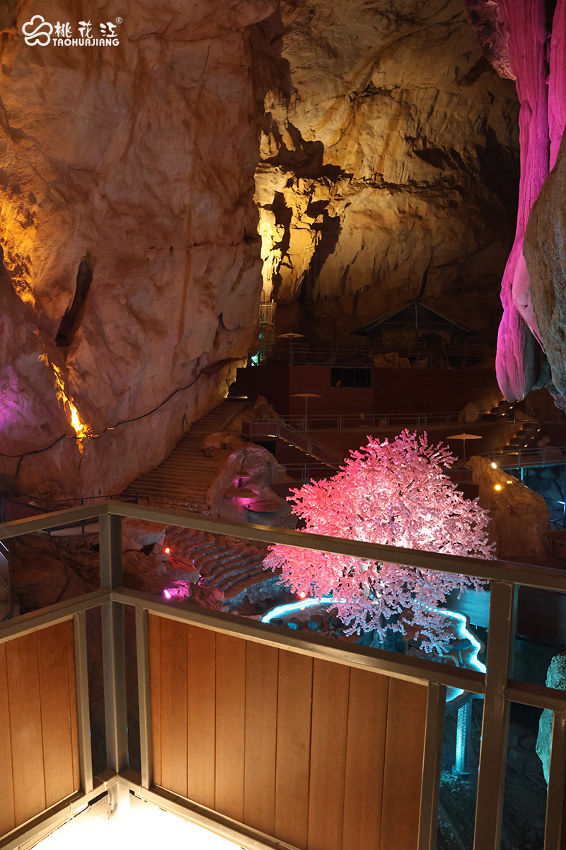 青云洞內(nèi)的桃花江棧道竹木地板 青云洞內(nèi)的桃花江棧道竹木地板