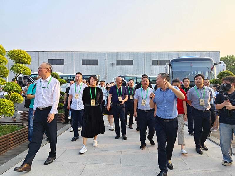 300余位嘉賓在薛董事長(zhǎng)陪同下參觀構(gòu)花江竹結(jié)構(gòu)科技示范樓 300余位嘉賓在薛董事長(zhǎng)陪同下參觀構(gòu)花江竹結(jié)構(gòu)科技示范樓