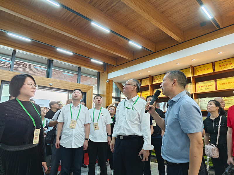 薛董事長(zhǎng)在講解介紹竹結(jié)構(gòu)科技示范樓 薛董事長(zhǎng)在講解介紹竹結(jié)構(gòu)科技示范樓