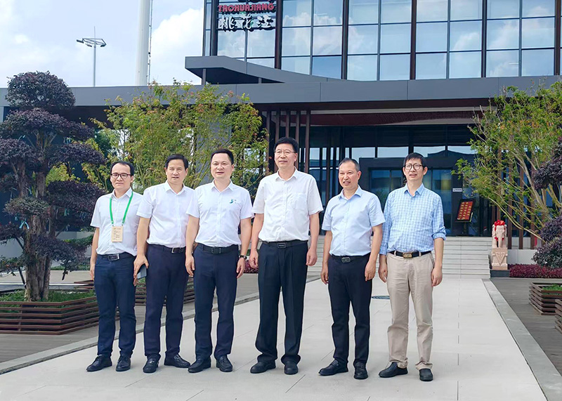 薛董事長(zhǎng)與吳義強(qiáng)院士等相關(guān)領(lǐng)導(dǎo)在竹結(jié)構(gòu)科技示范樓前合影 薛董事長(zhǎng)與吳義強(qiáng)院士等相關(guān)領(lǐng)導(dǎo)在竹結(jié)構(gòu)科技示范樓前合影