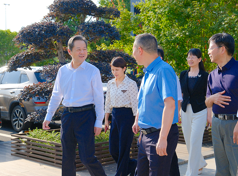 省政協(xié)副主席虢正貴來桃花江竹材調(diào)研，公司董事長陪同介紹