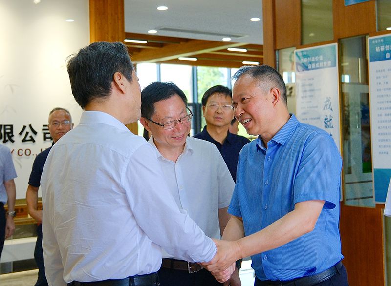 省政協(xié)副主席虢正貴來桃花江竹材調(diào)研，公司董事長陪同介紹